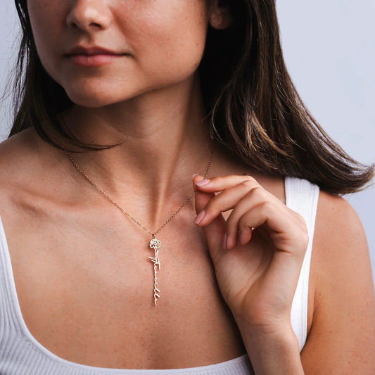 Personalizovaný náhrdelník s menom a kvetom narodenia