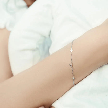 Personalizovaný náramok s otočenou iniciálou