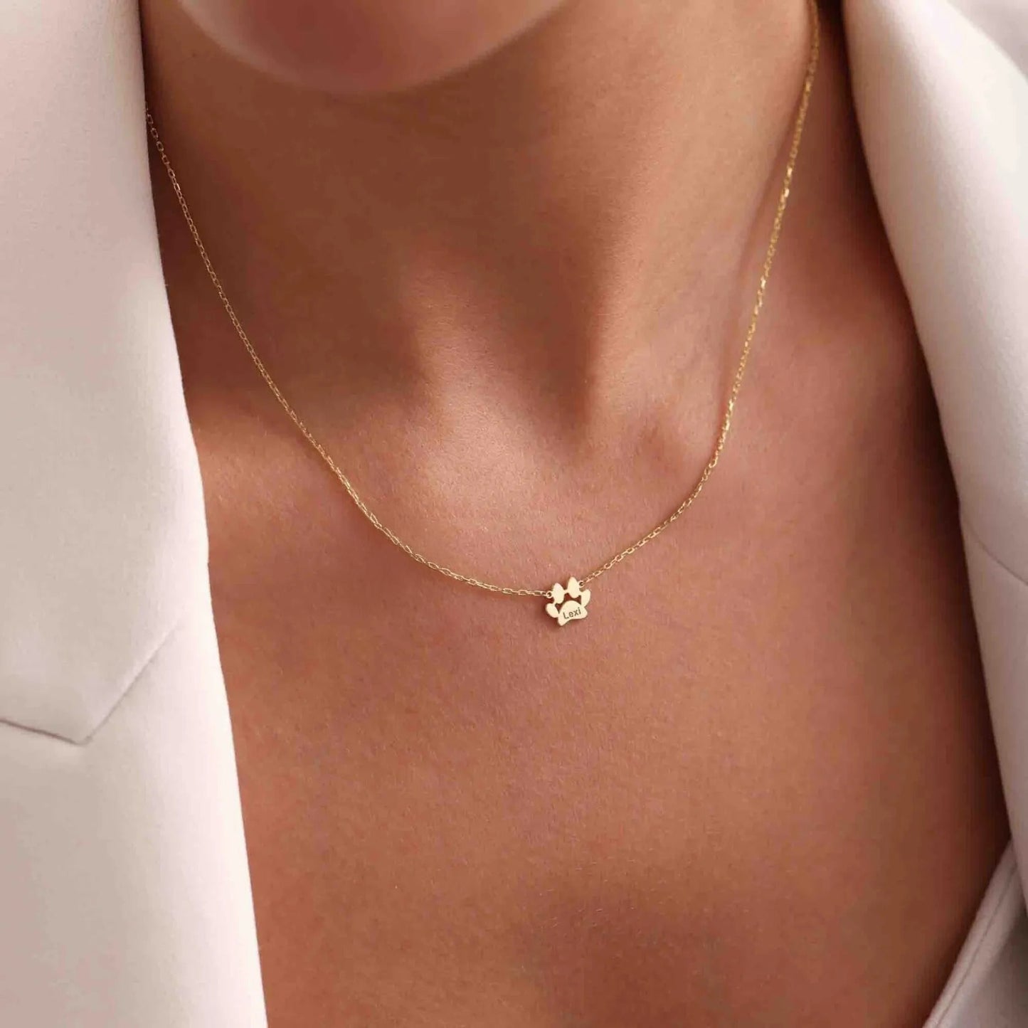 Personalizovaný náhrdelník s menom a oddelenými labkami