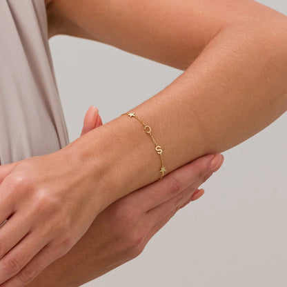 Personalizovaný náramok s otočenou iniciálou