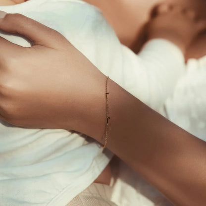 Personalizovaný náramok s otočenou iniciálou