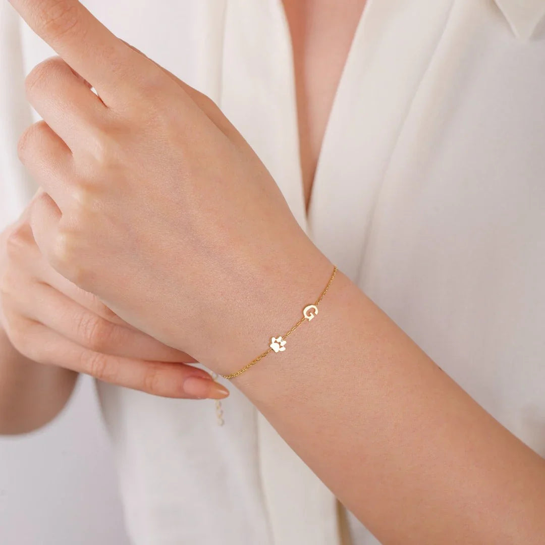 Personalizovaný náramok s otočenou iniciálou