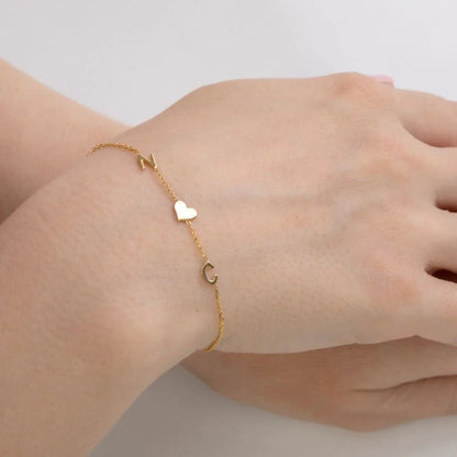 Personalizovaný náramok s otočenou iniciálou